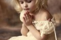 modliace sa dieťatko